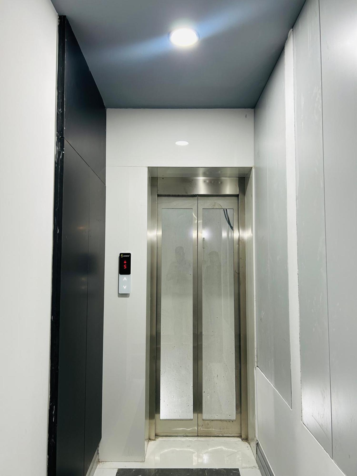 Bedchambers Serviced Apartment, Golf Course, غورغاون المظهر الخارجي الصورة