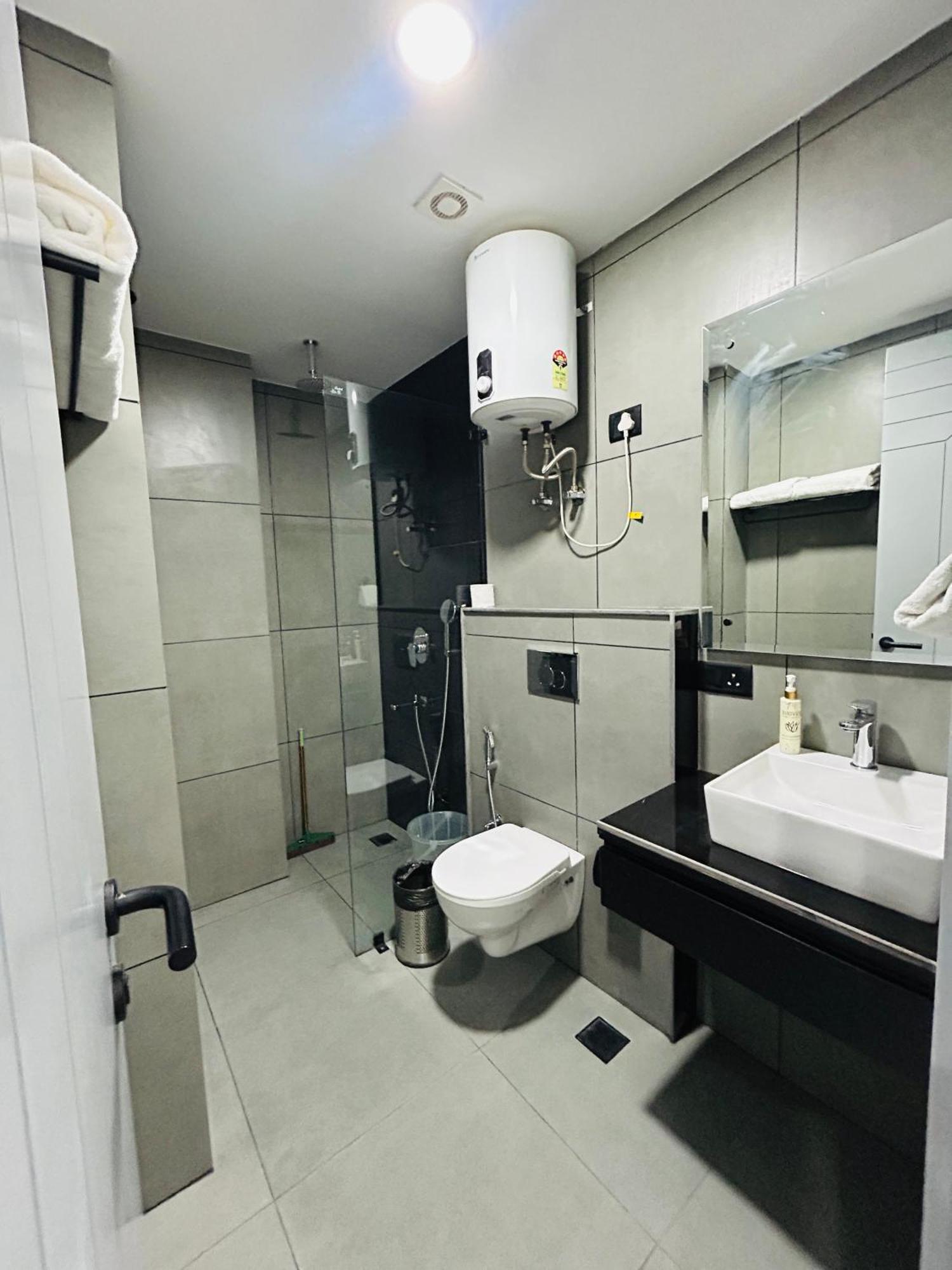 Bedchambers Serviced Apartment, Golf Course, غورغاون المظهر الخارجي الصورة