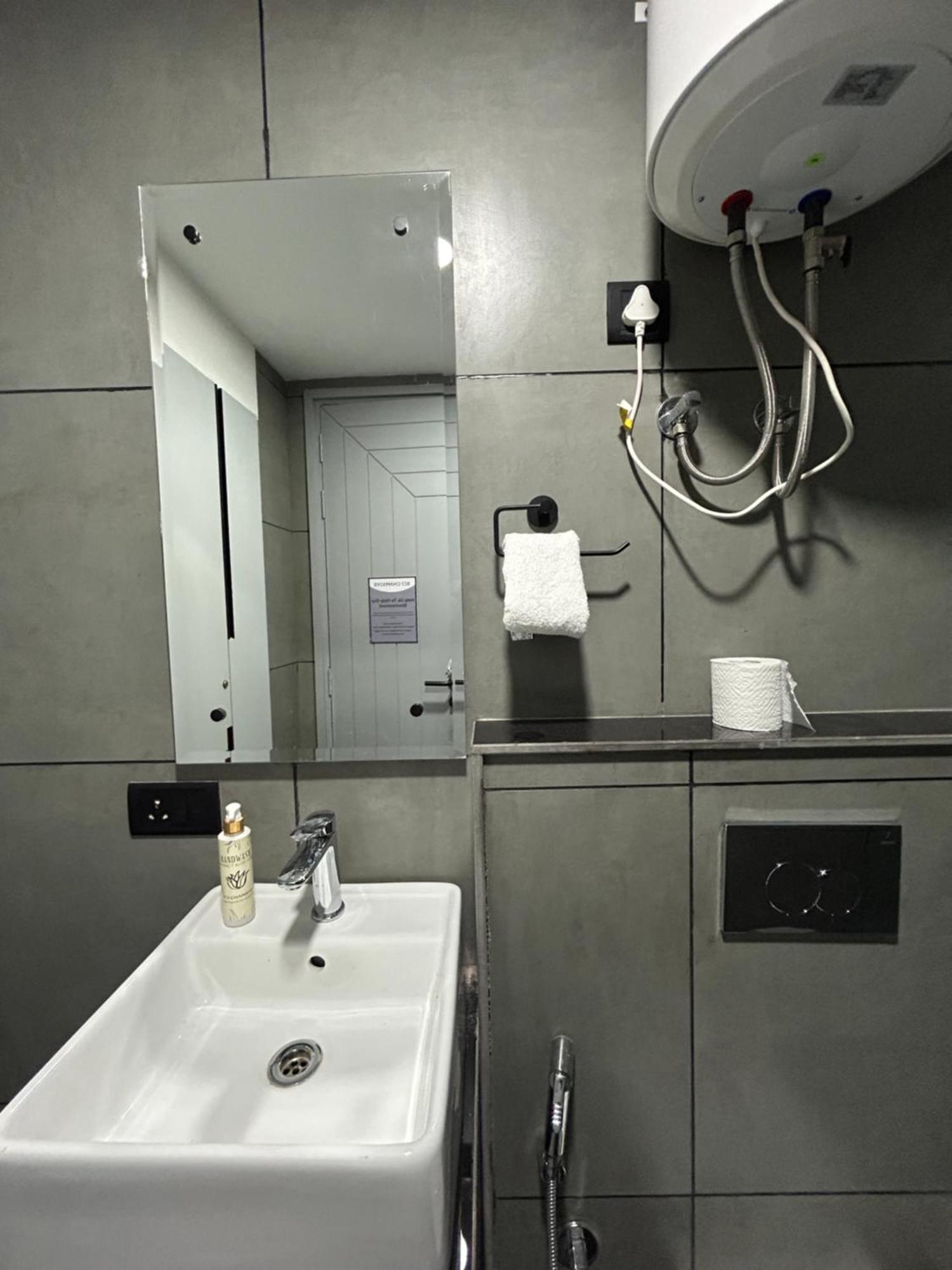 Bedchambers Serviced Apartment, Golf Course, غورغاون المظهر الخارجي الصورة