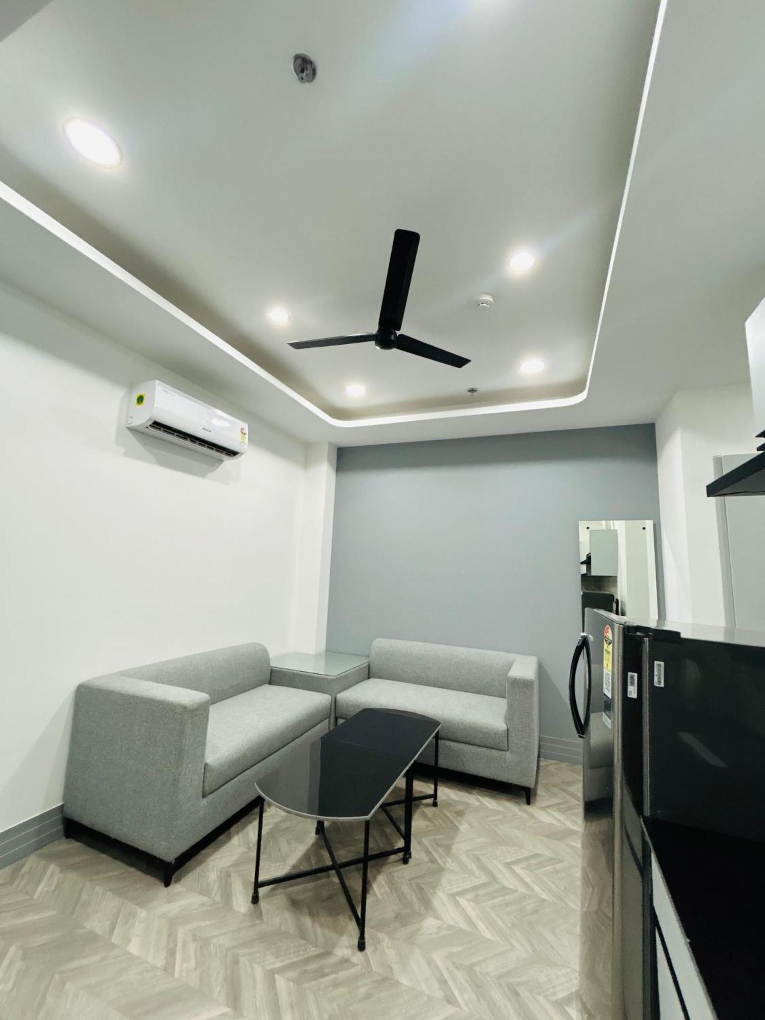 Bedchambers Serviced Apartment, Golf Course, غورغاون المظهر الخارجي الصورة