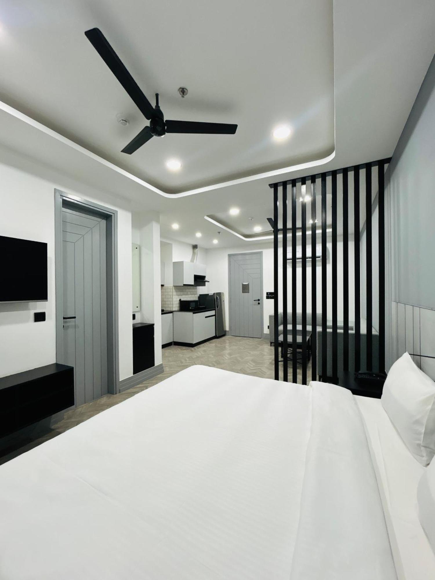 Bedchambers Serviced Apartment, Golf Course, غورغاون المظهر الخارجي الصورة