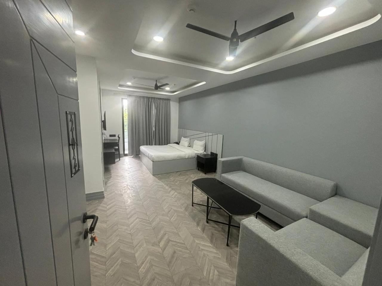 Bedchambers Serviced Apartment, Golf Course, غورغاون المظهر الخارجي الصورة